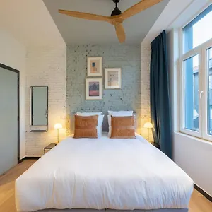 Shway - The Light Blue Parrot Apartment Antwerpen